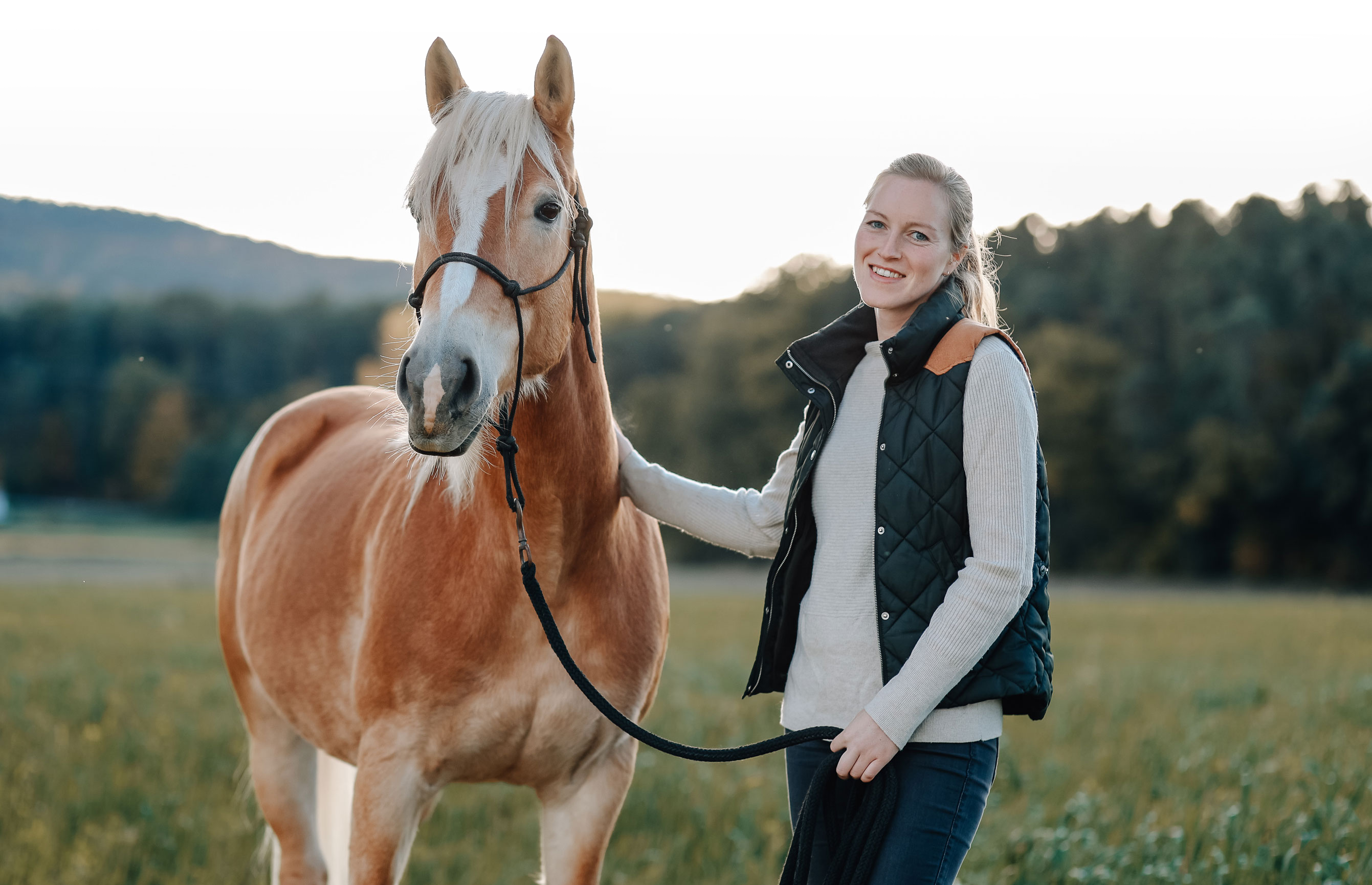 Dr. Stefanie Singer mit Pferd Osteopathie